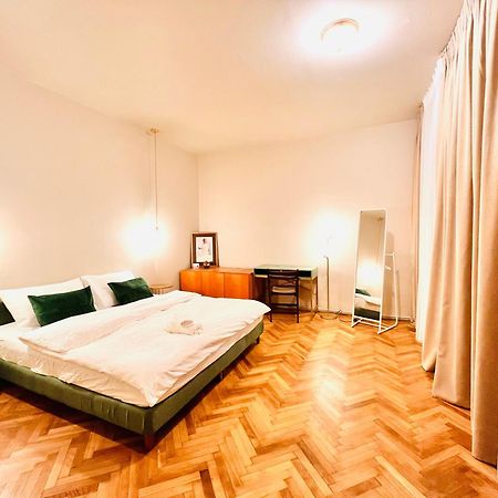 City Center Unirii Square Private Rooms With City View - Shared Amenities Bucarest Esterno foto