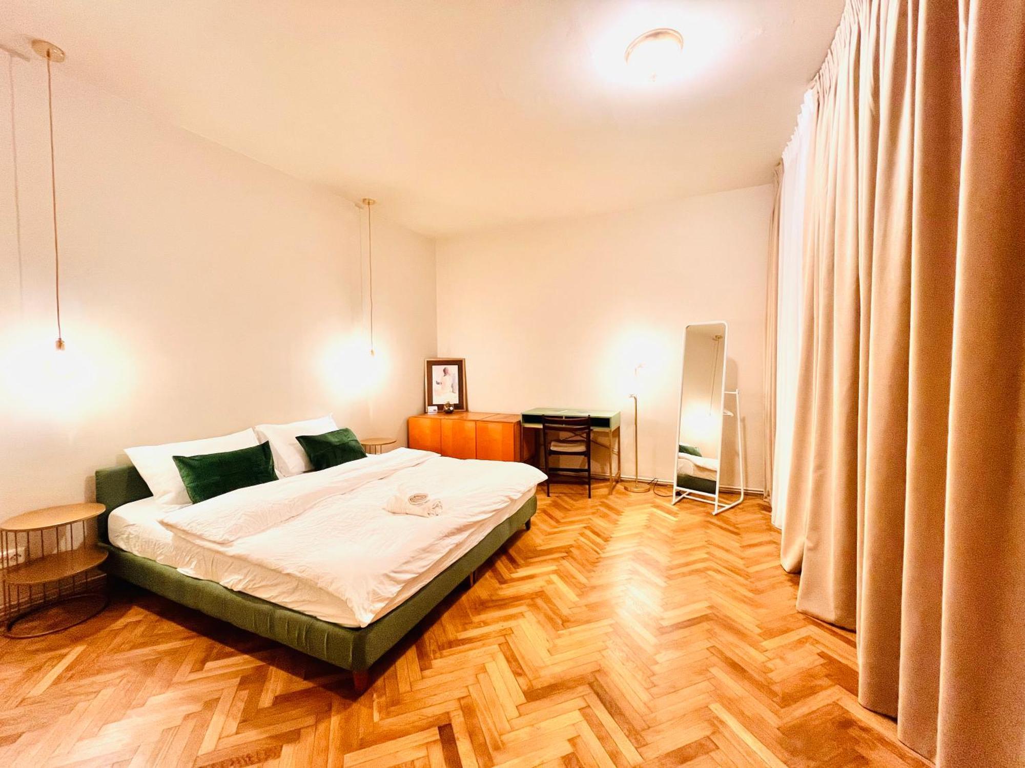 City Center Unirii Square Private Rooms With City View - Shared Amenities Bucarest Esterno foto